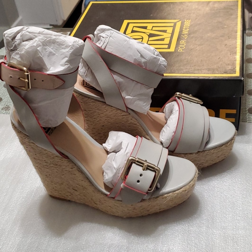 Pour la victoire wedge sandals